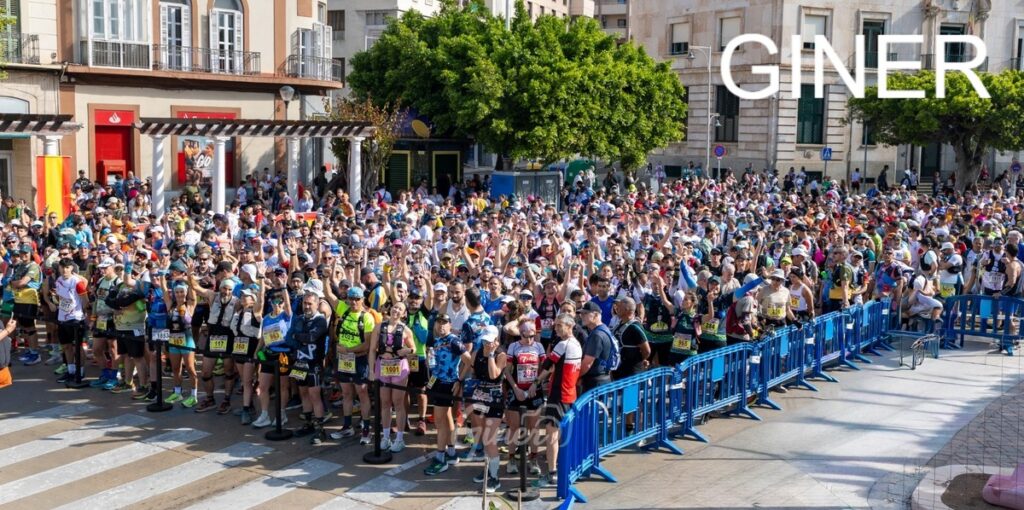 Multitud de participantes en la Plaza de España durante un evento deportivo