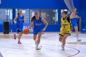 Jugadoras de baloncesto compitiendo en el García Pezzi