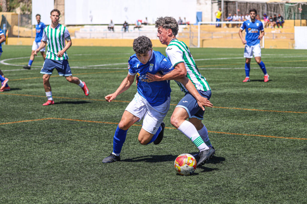 Jugadores de fútbol compitiendo en un partido en el campo