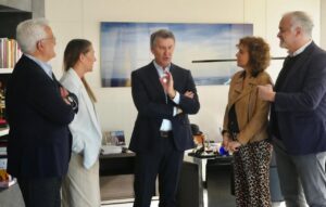 Reunión del Partido Popular con varios miembros en un entorno moderno