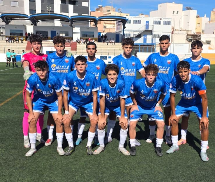 Equipo de fútbol juvenil del Rusadir posando en el campo