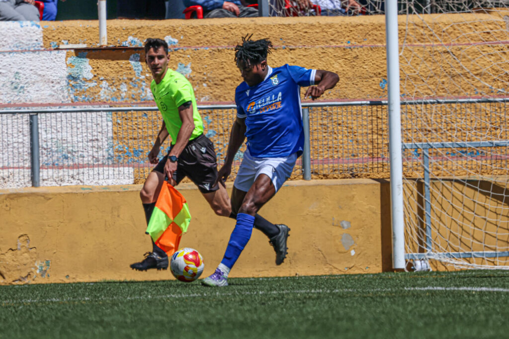 Jugador de la U.D. Melilla en un partido contra la U.D. San Pedro