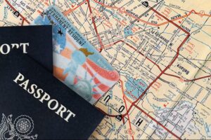 Pasaportes sobre un mapa, ilustrando requisitos de vigencia para viajar.