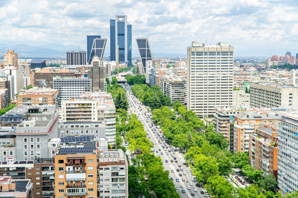 Vista del Paseo de la Castellana en Madrid con edificios y árboles