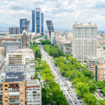 Vista del Paseo de la Castellana en Madrid con edificios y árboles
