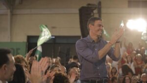 Pedro Sánchez aplaudiendo en un evento político con público