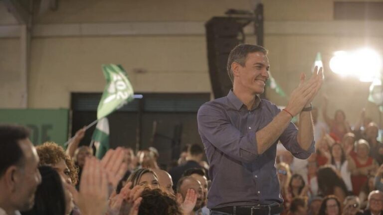 Pedro Sánchez aplaudiendo en un evento político con público