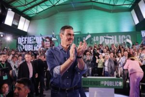 Pedro Sánchez aplaudiendo en un evento político en Córdoba