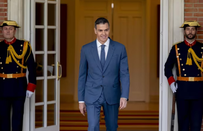 Pedro Sánchez saliendo del palacio con guardias de honor