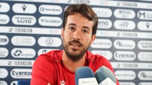 Pepe Arredondo en conferencia de prensa hablando sobre el equipo