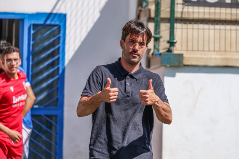 Pepe Arredondo mostrando un gesto positivo durante un entrenamiento