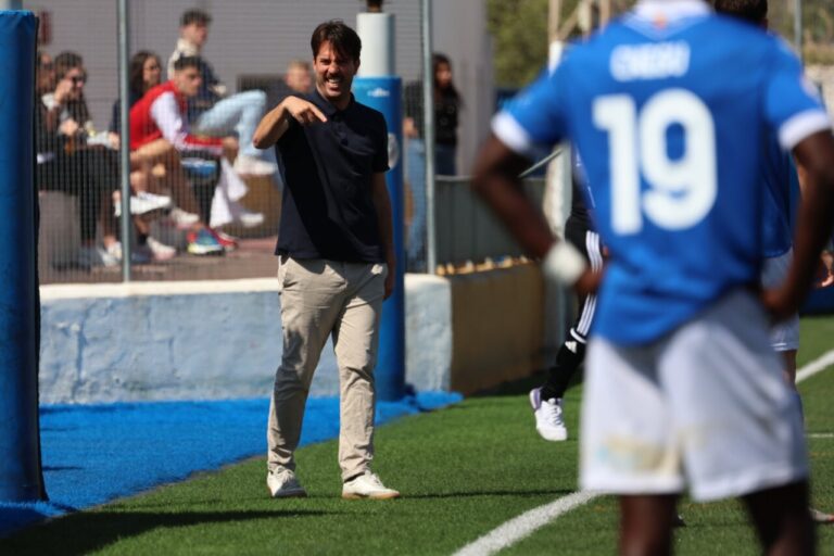 Pepe Arredondo dirigiendo a su equipo en un partido de fútbol