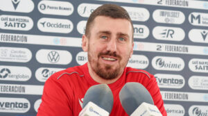 Entrenador Pepe Romero en rueda de prensa con micrófonos