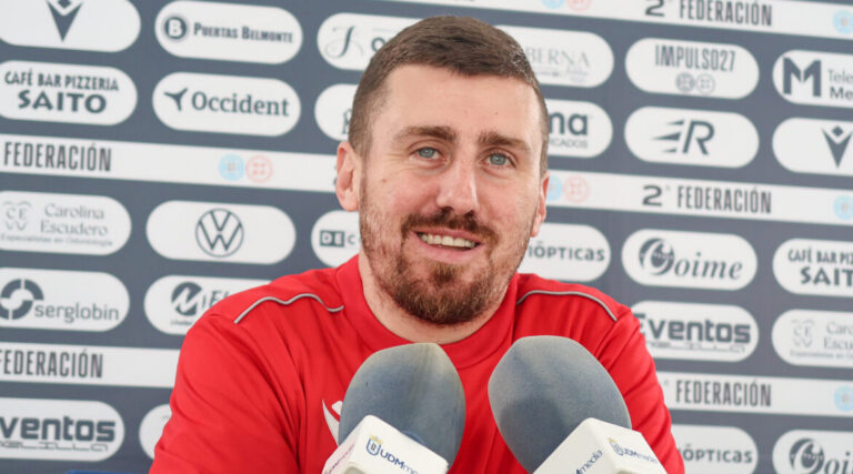 Entrenador Pepe Romero en rueda de prensa con micrófonos