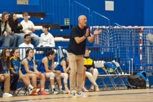 Pepe Torrubia dirigiendo a su equipo durante un partido de baloncesto
