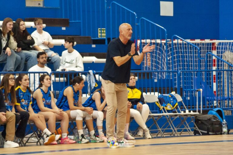 Pepe Torrubia dirigiendo a su equipo durante un partido de baloncesto