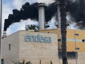 Planta de Endesa en Melilla emitiendo humo negro por sus chimeneas.