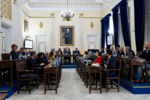 Reunión del pleno del gobierno local en un ambiente formal