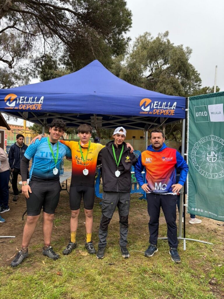 Cuatro ciclistas en el podio tras una competencia de e-bike en Melilla