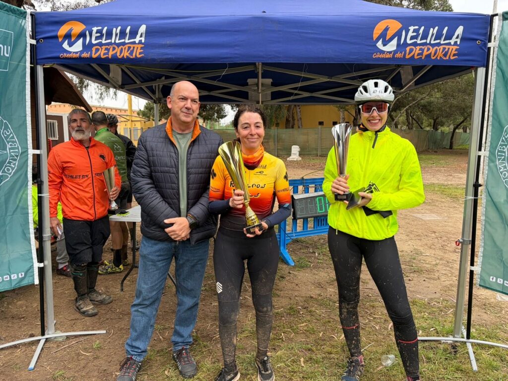 Ganadoras del Trofeo UNED Melilla de BTT con trofeos en manos