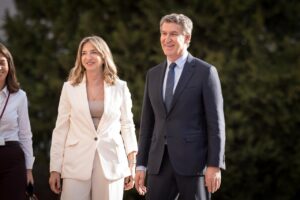 Alicia García y un compañero del PP en una rueda de prensa