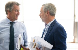 Juan Bravo y Alberto Núñez Feijóo conversando en una reunión