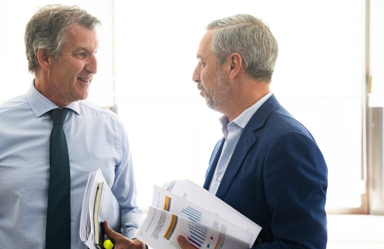 Juan Bravo y Alberto Núñez Feijóo conversando en una reunión