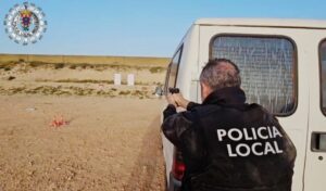 Agente de policía local entrenando en prácticas de tiro en Melilla