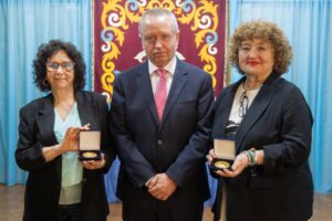 Paloma Fernández Gomá y Ana Julia Martínez Fariña recibiendo un galardón