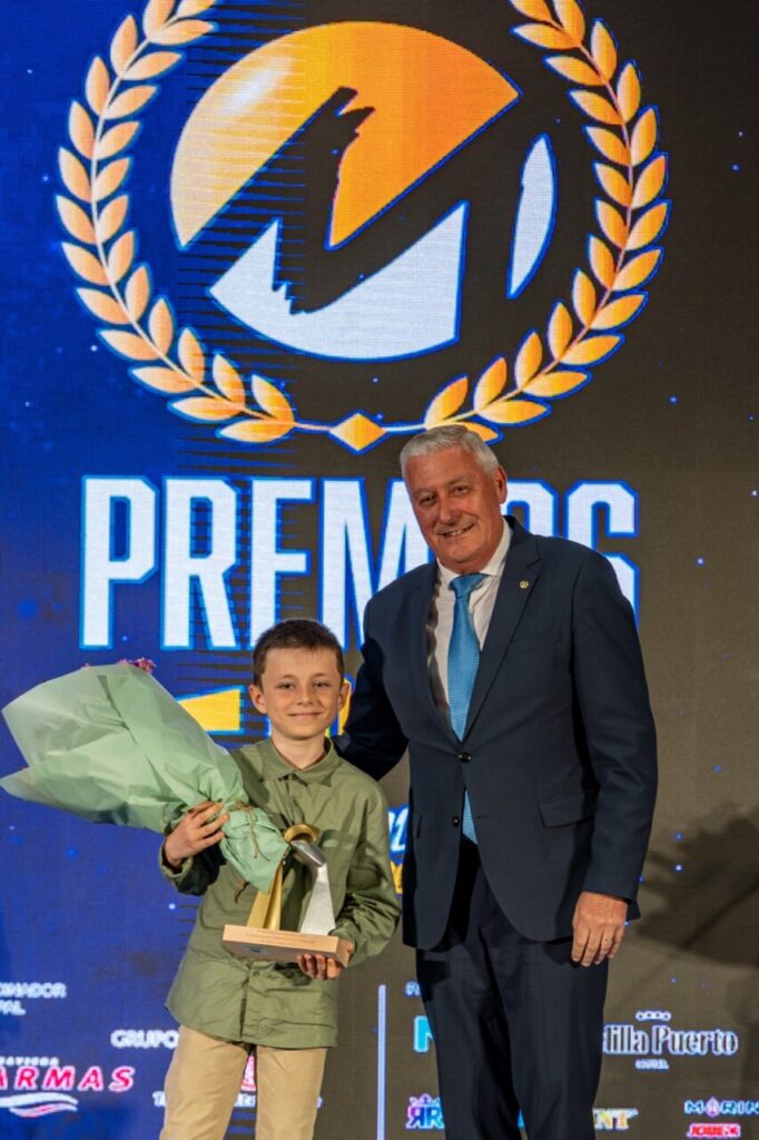 Entrega de premios a deportistas en Melilla con un niño y un adulto