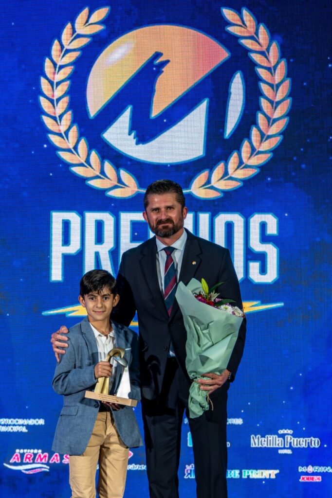Entrega de premios a deportistas en Melilla con un niño y un adulto