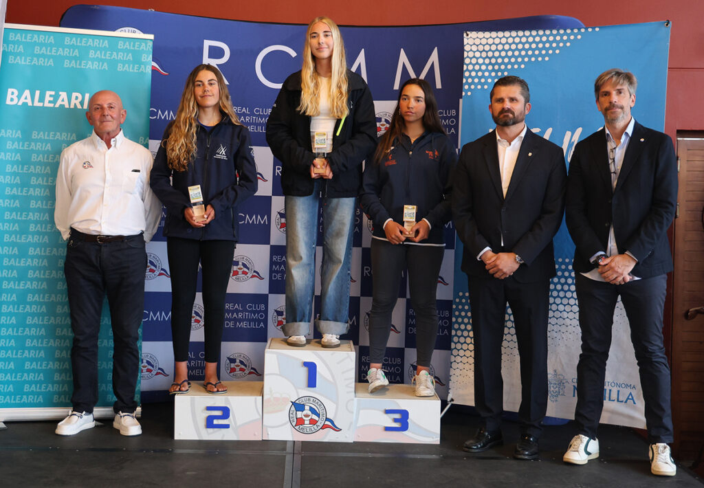 Entrega de premios del Sub-17 femenino en el campeonato de vela