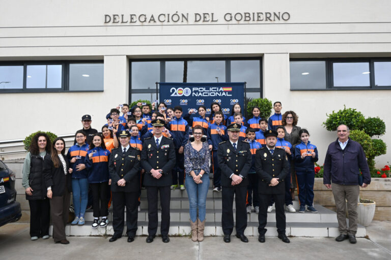 Grupo de alumnos con carné ciberexpert@ en la Delegación del Gobierno de Melilla