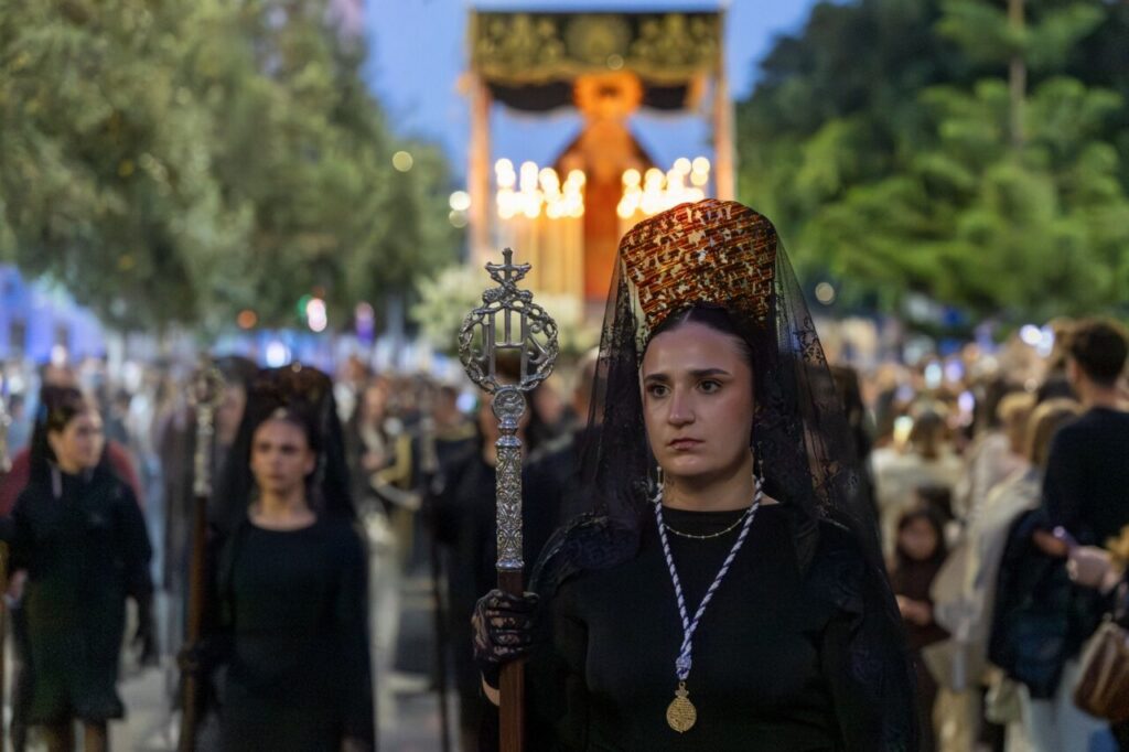 Mujer con velo negro en procesión de Miércoles Santo en Melilla