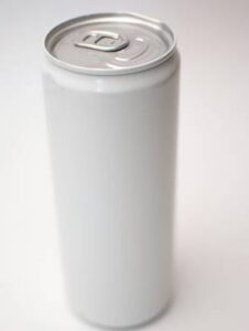 Lata blanca de bebida energética sobre fondo neutro