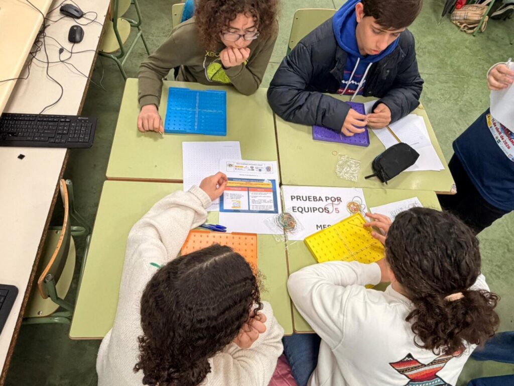 Estudiantes participando en una prueba por equipos de matemáticas