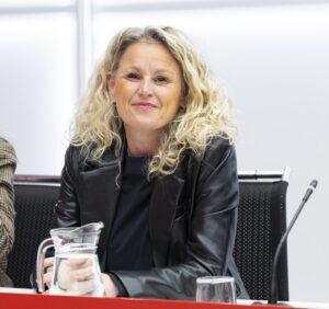 Portavoz del PSOE sonriente durante una rueda de prensa