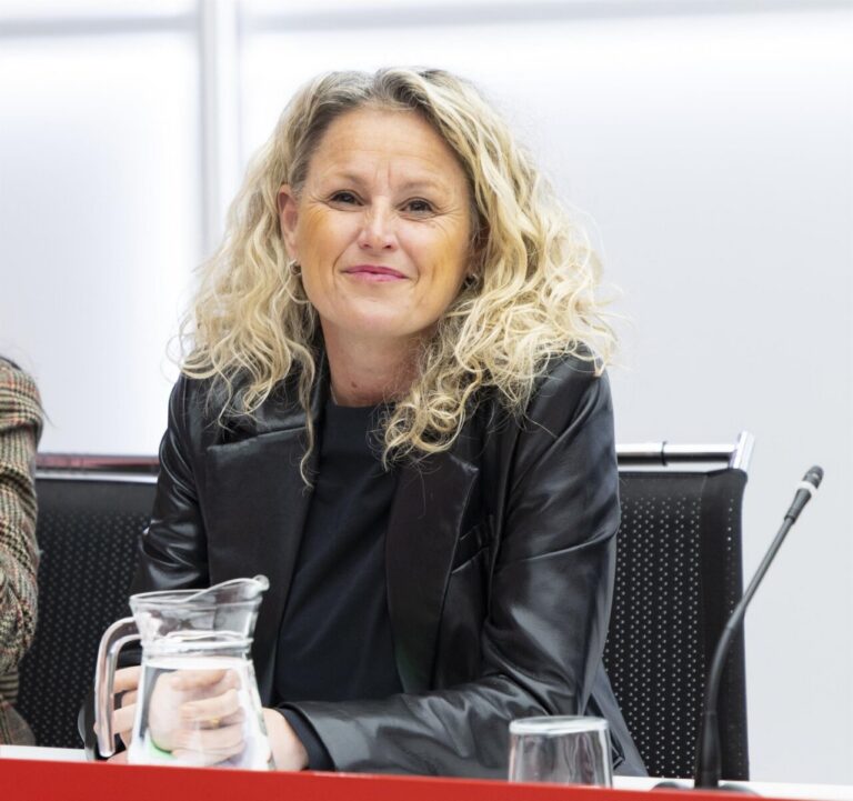 Portavoz del PSOE sonriente durante una rueda de prensa