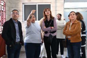 Miembros del PSOE observando el estado del Mercado del Real