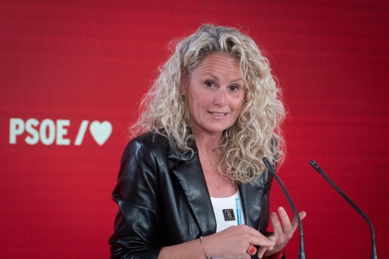 Montse Mínguez del PSOE durante una rueda de prensa sobre corrupción