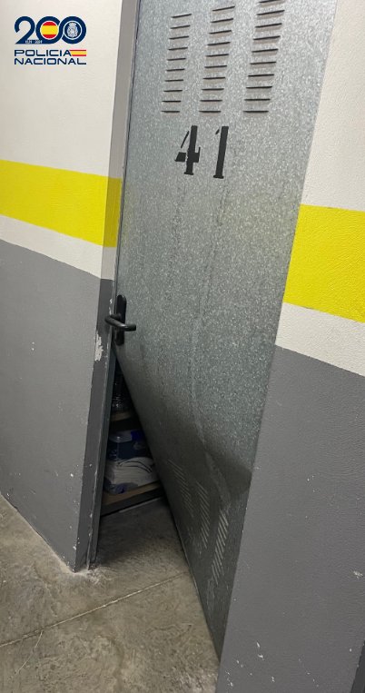 Puerta metálica forzada de un trastero en Melilla