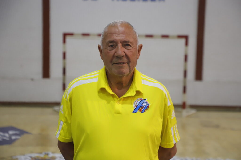 Rafael Alcaide posando en un gimnasio con camiseta amarilla
