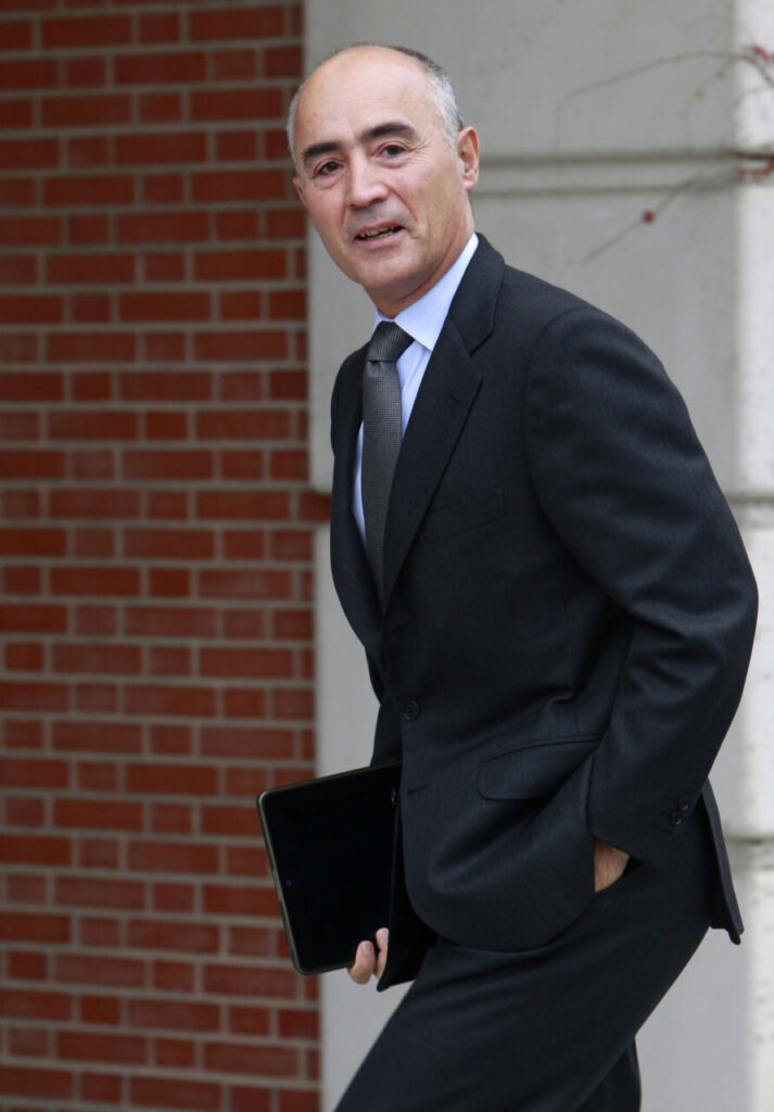 Rafael del Pino, empresario español, vestido de traje, caminando con una tablet.