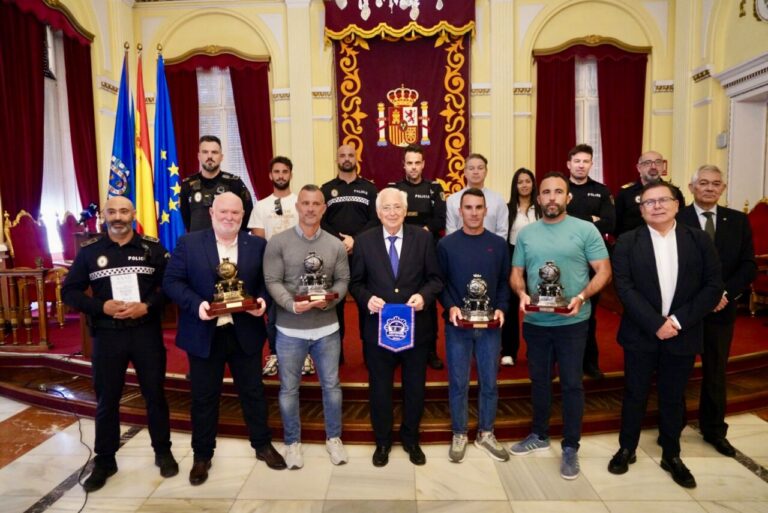 Recepción de policías locales en el Salón Dorado de Melilla