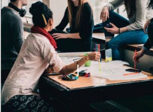 Grupo de estudiantes discutiendo sobre el Estatuto del Becario