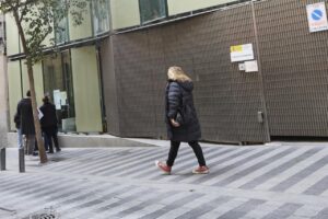 Persona caminando hacia una oficina de extranjería en España