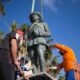 Trabajadores retirando la estatua de Franco en Melilla