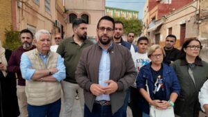 Grupo de personas en una reunión comunitaria en Melilla.