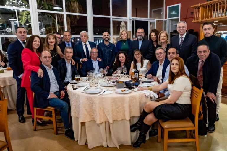 Grupo de personas en una cena celebrando un evento en Melilla.