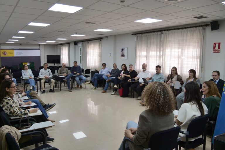 Grupo de personas participando en una reunión en un salón